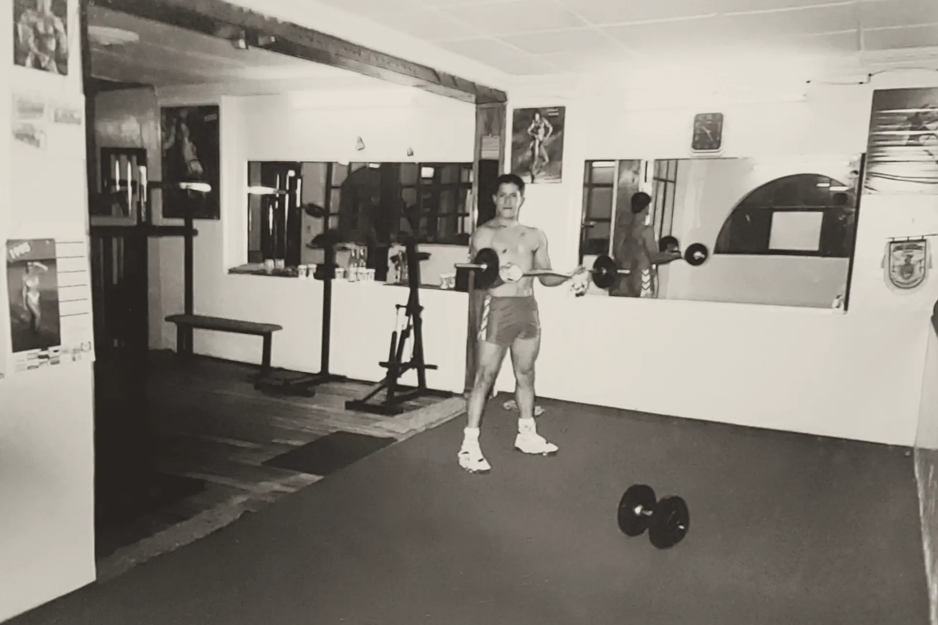 Raúl Cárdenas en 1995, con una barra, en el primer gimnasio. En la pared, un calendario de ese año.