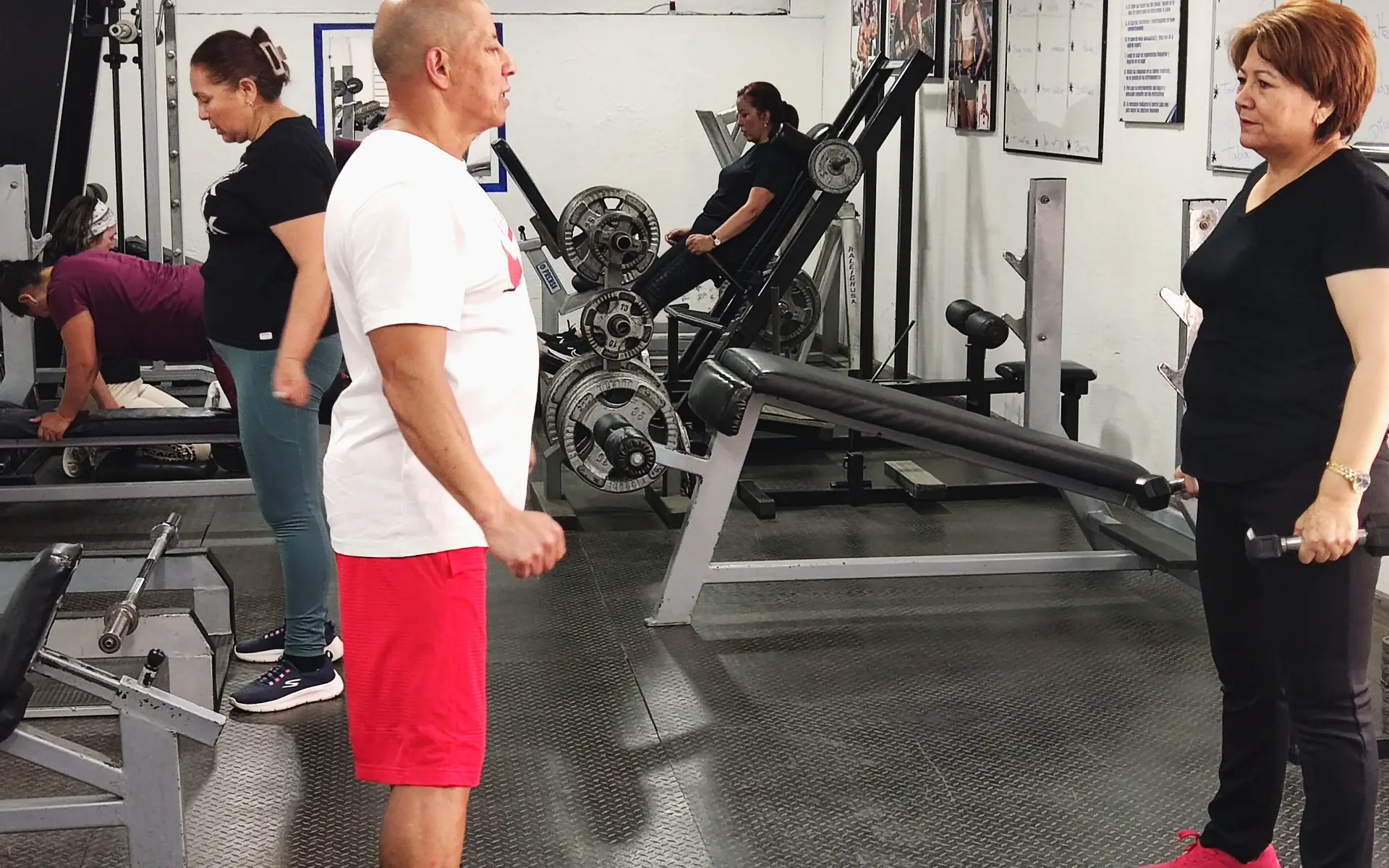 Raúl Cárdenas hoy, en la sala de Gimnasio RC, explicando un ejercicio a una socia.