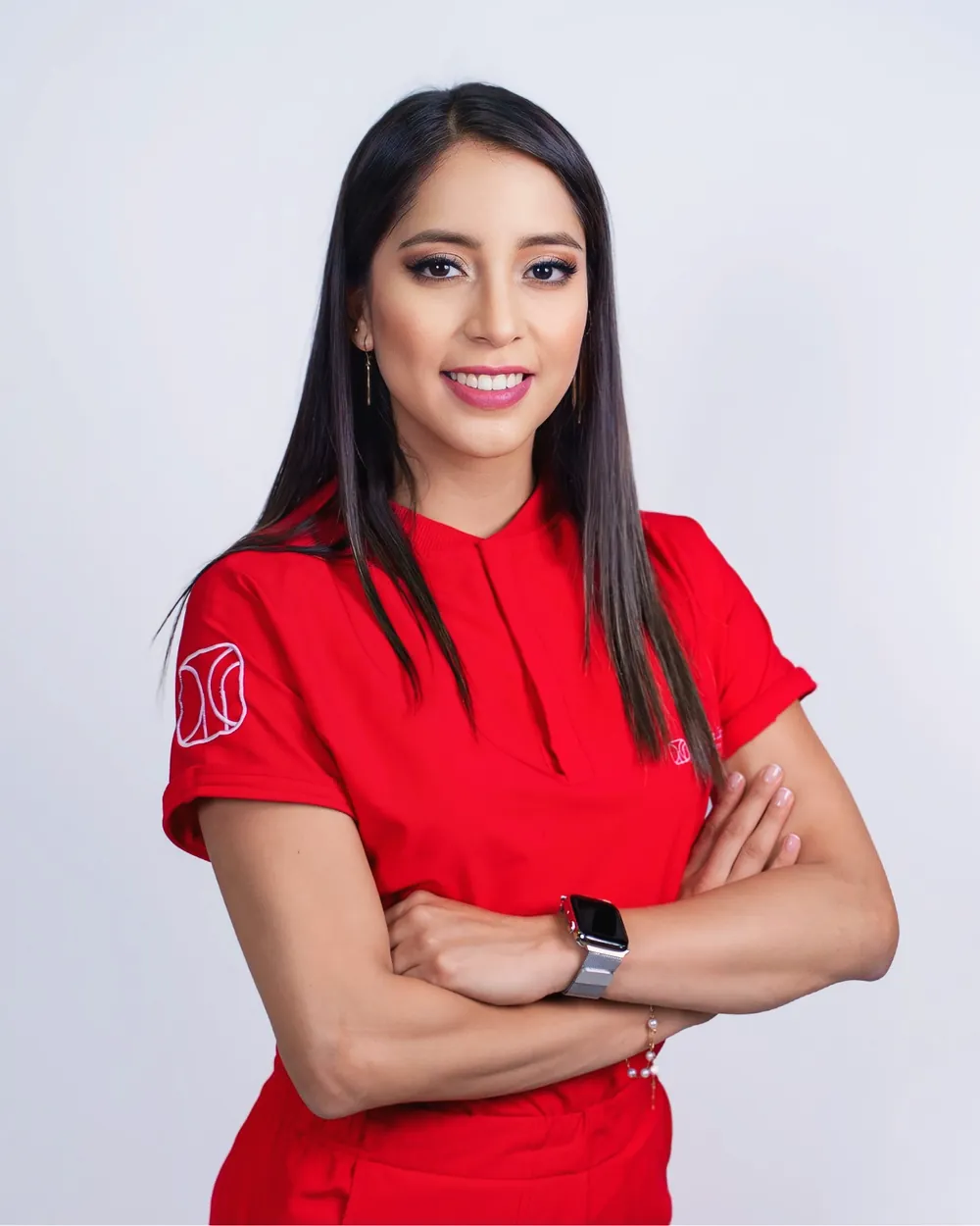 Retrato de Andrea Cárdenas, nutricionista, de brazos cruzados.